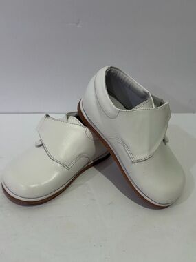 Karela Kids White Leather Shoes with Easy Closure 4 1/2 Toddler NWOT